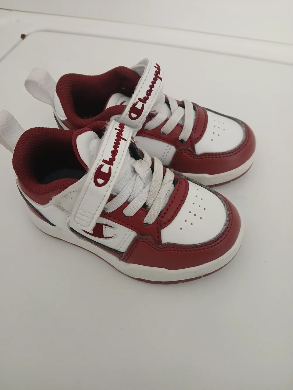 Champion toddlers White and Red Low-Top Sneakers